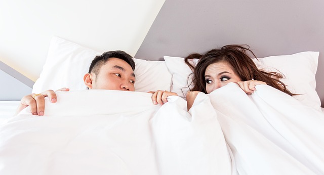 박람회 현장에서 상담 내용을 확인하는 예비 부부