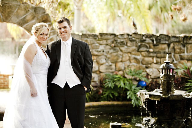 다양한 부스가 배열된 웨딩박람회 전시홀