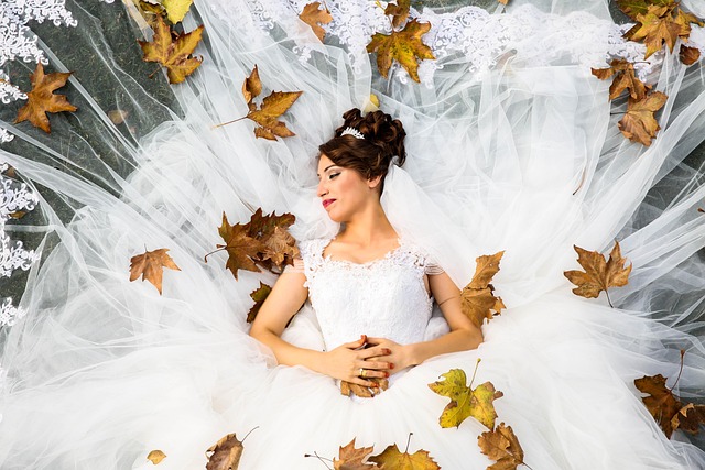 웨딩박람회 부스 앞에서 상담하는 신랑신부 모습