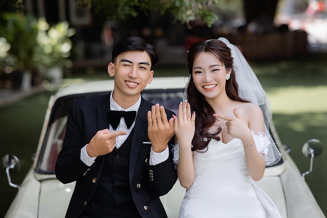 다양한 다이아 반지가 진열된 예물박람회 부스 모습